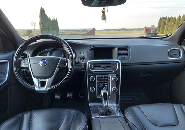 Volvo V60 cena 61500 przebieg: 256000, rok produkcji 2017 z Nowe Miasto nad Pilicą małe 379